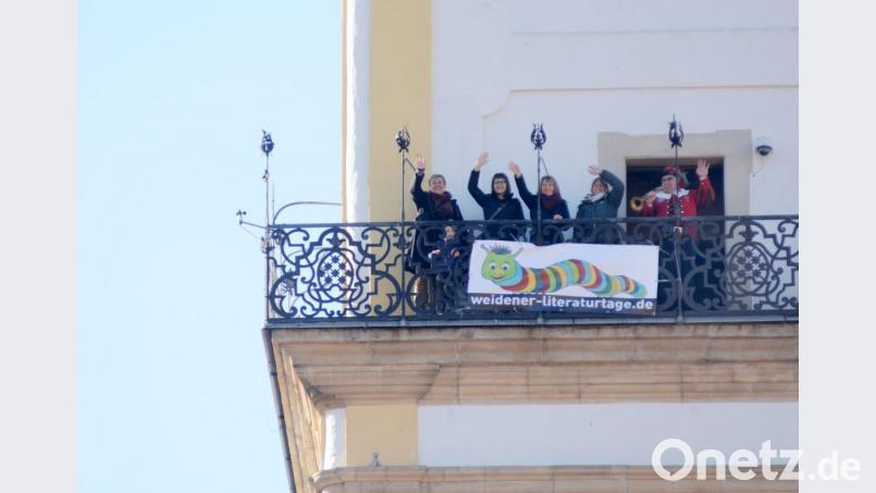 Pfarrerin Stefanie Endruweit, Theresa Fischer, Katja Sauermann und Ruth Neumann von der Regionalbibliothek und Türmer Christian Stahl brachten Regibert in schwindelerregende Höhen. Bild: gsb