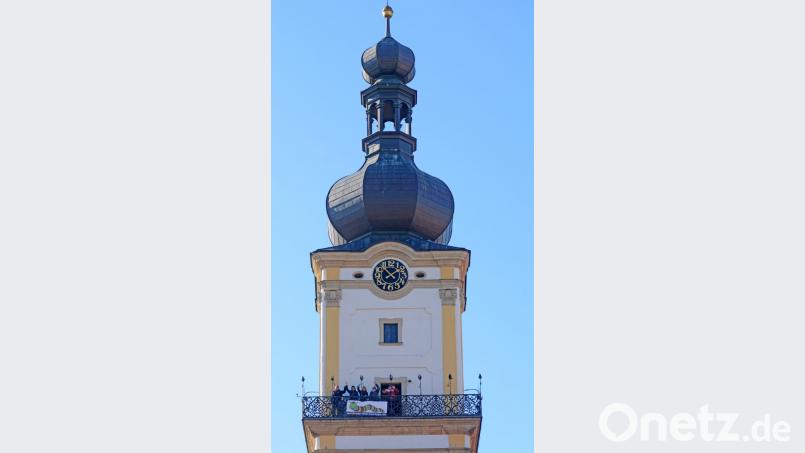 Pfarrerin Stefanie Endruweit, Theresa Fischer, Katja Sauermann und Ruth Neumann von der Regionalbibliothek und Türmer Christian Stahl brachten Regibert in schwindelerregende Höhen. Bild: gsb