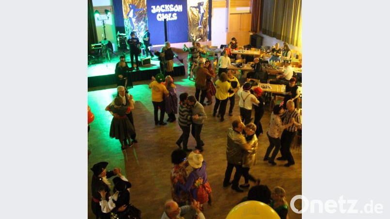 Mit heißen Rhythmen und fetzigen Faschingsohrwürmern locke die Band „Top Secret“ das phantasievoll kostümierte Narrenvolk auf die Tanzfläche. Bild: u