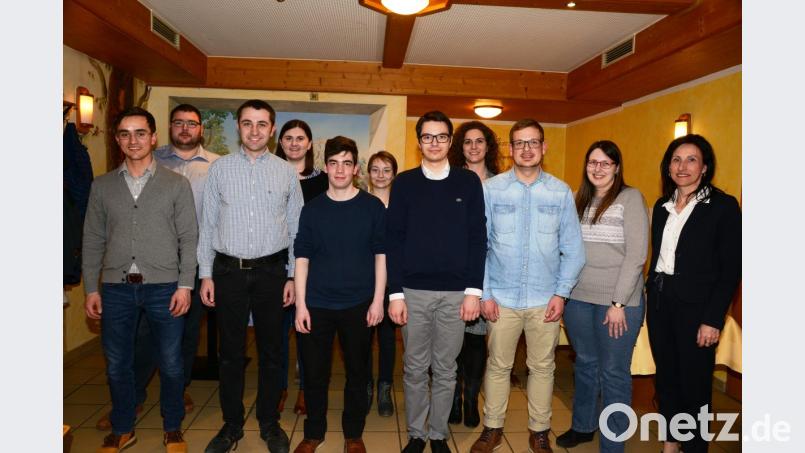 JU-Kreisvorsitzender Benedikt Grimm (links) und Bürgermeisterin sowie CSU-Ortsvorsitzende Tanja Schiffmann (rechts) nehmen den wieder gewählten Vorstand des JU-Ortsverbands Parkstein mit Vorsitzendem Michael Gleißner, zweitem Vorsitzenden Stefan Bodenmeier, Erik Schiffmann und Lukas Emmerich sowie Schriftführerin Rebecca Simmerl (von links) in die Mitte, hintere Reihe von links Schatzmeister Phillip Konz, Melanie Steiner, Helene Schiffmann und Franziska Birkner (Beisitzer). Bild: bey