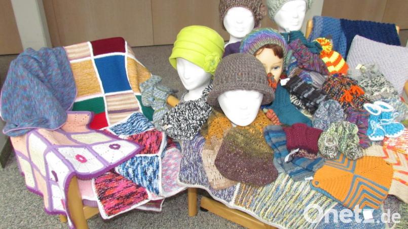 Viele verschiedene Strickerzeugnisse gibt es im Altenheim zu bewundern. Bild: is
