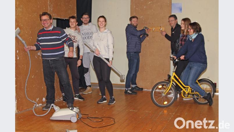 Auf der Bühne sind die Theaterleute schon jetzt zu finden. Allerdings zunächst zum Renovieren der Kulissen. Bild: nm