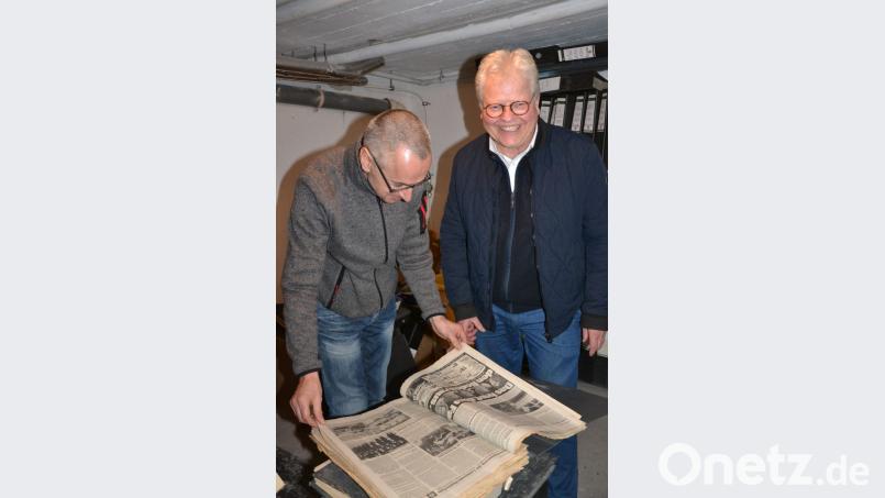 Werner Striegl (links) von Oberpfalz-Medien zeigt Joseph Nietfeld, Leiter des Historia-Verlags in Freiburg, einen Band aus dem NT-Archiv in der Vohenstraußer Geschäftsstelle. Bild: ck