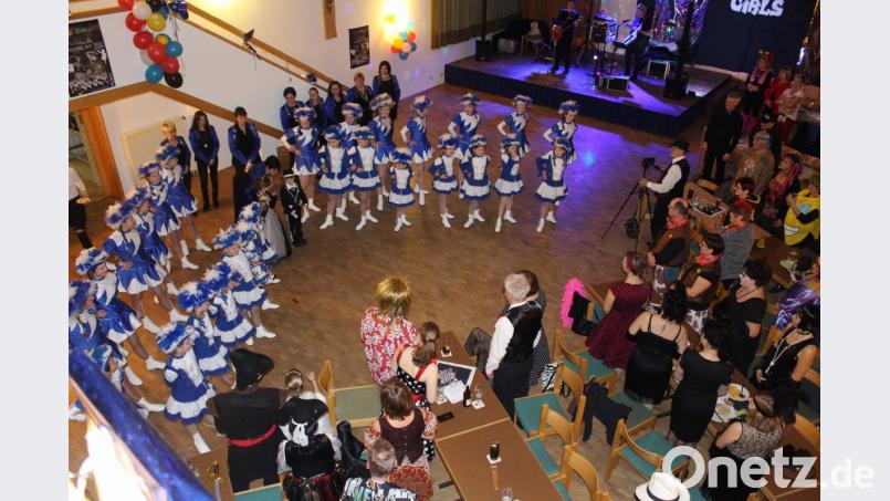 Nach dem Einzug der Kinder- (vordere Reihe) und der Jugendgarde (hintere Reihe) heißen Prinz Felix I. und Prinzessin Eva I. die Ballbesucher im Josefshaus willkommen. Bild: u