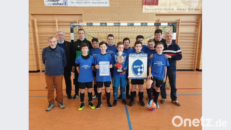 Die D-Junioren des FC Weiden-Ost haben die Futsal-Bezirksmeisterschaft für sich entschieden. Die Mannschaft von Trainer Fabian Frey (Dritter von links) nimmt nun an der Bayerischen Meisterschaft am kommenden Samstag in Bad Neustadt/Saale teil. Bild: exb