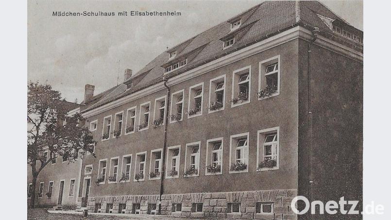 Im Jahre 1928 wurde das stattliche Mädchenschulhaus erbaut. Den Unterricht erteilten in den Anfangsjahren Klosterschwestern aus Dillingen. Repro: rfü