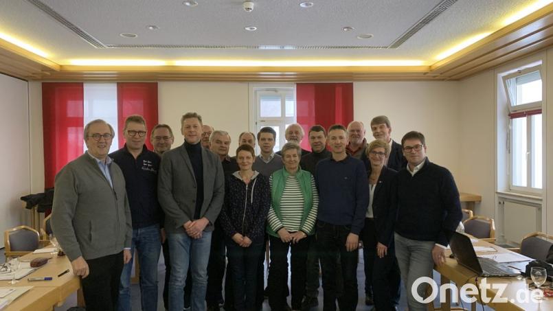 Im Kloster Kostenz beratschlagt der Gemeinderat Ursensollen über die Zukunft der Gemeinde (von links): Bürgermeister Franz Mädler, Horst Lihl (FW), Dritter Bürgermeister Josef Schmaußer, Dieter Gerl vom Wohnungsunternehmen Amberg, Alois Lehmeier (FW), Georg Bauer (SPD), Angela Meyer (FW), Günter Kugler (CSU), Achim Kuchenbecker (CSU), Maria Graml (FW), Norbert Mitlmeier (SPD), Manfred Schmidt (FW), Albert Geitner (FW), Zweiter Bürgermeister Norbert Schmid, Tatjana Richter von der Schwesternschaft Wallmenich-Haus Amberg, Kreisrat Michael Rischke (SPD) und Architekt Markus Maier Bild: Sägenschnitter