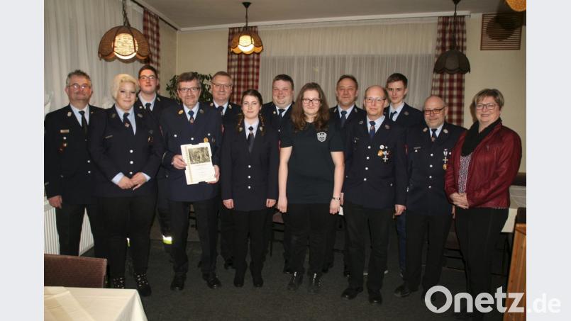 Willibald Kern (mit Urkunde) gehört der Wehr schon seit 50 Jahren an. Zahlreiche Ehrungen und Beförderungen gab es bei der Hauptversammlung. Im Bild (von links): Kreisbrandmeister Günther Fachtan, Jenny Fachtan, Aaron Urban, Willibald Kern, Vorsitzender Werner Spörer, Lisa Bauer, Matthias Wolf, Natascha Fachtan, Markus Belger, Alexander Lutz, Jonas Stahl, Kommandant Stefan Müller und dritte Bürgermeisterin Gisela Kastner. Bild: fpoz
