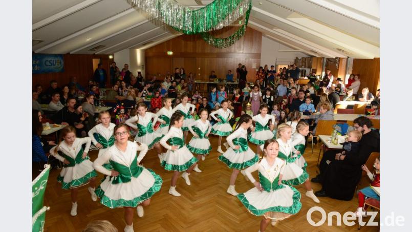 Die Kinder sind ganz begeistert vom Auftritt der Hammerleser Garden. Bild: bey