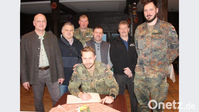 Major Matthias Voß (vorne), trägt sich zum Abschied ins Gästebuch der Gemeinde Thanstein ein. Dabei sehen ihm (von links) Bürgermeister Walter Schauer, Hans Krämer, Oberstabsfeldwebel Christian Jagode, Ulrich Knoch, Hans Held und sein Nachfolger, Oberleutnant Philip Konieczny, zu. Bild: dl