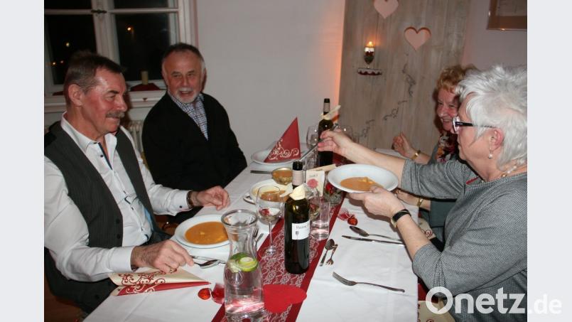 Gerne ließ man sich von der Kolpingsfamilie mit einem guten Essen und einem ebenso guten Tropfen verwöhnen. Bild: wro