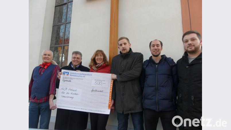 Unser Bild zeigt bei der Übergabe des symbolischen Spendenschecks (von links) Kirchenpfleger Robert Biersack, Pater Adrian Kugler, Pfarrgemeinderatssprecherin Gertraud Hofmann sowie Lukas Groher, Marius Meier und Fabian Reiß von der Landjugend. Bild: do