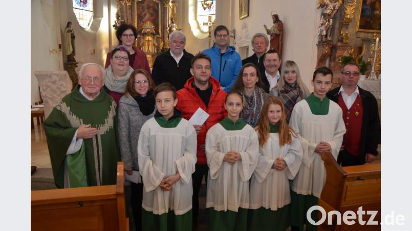 Nicht nur die Ministranten- und Jugendgruppen sondern auch der Kinderchor durfte sich über Spenden aus dem Konzert zum Jahreswechsel freuen. Für Pfarrer Gerhard Schmidt war deshalb an diesem Tag Weihnachten und Ostern zusammen. Bild: dob