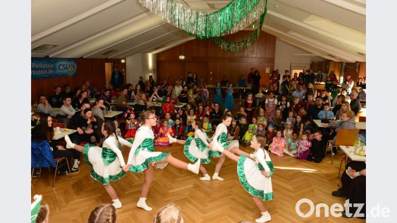 Die Kinder sind ganz begeistert vom Auftritt der Hammerleser Garden. Bild: bey