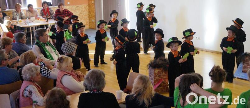 „Ovi Helau“ hieß es beim Seniorennachmittag der AWO im Mehrgenerationenhaus, als die jungen Damen ihre Showtänze und Gardemärsche präsentierten. Die Bambinigarde hatte als „Schornsteinfeger“ die Sympathien auf ihrer Seite. Bild: weu