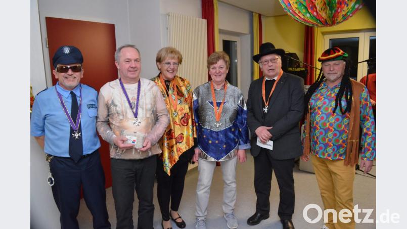 Faschingsorden von Karl-Heinz Buchberger für Pfarrer Andreas Hanauer, Gisela Hermann, Gerda Scholz, Bürgermeister Gerhard Scharl und Alfred Wulfänger (von rechts). Bild: fz