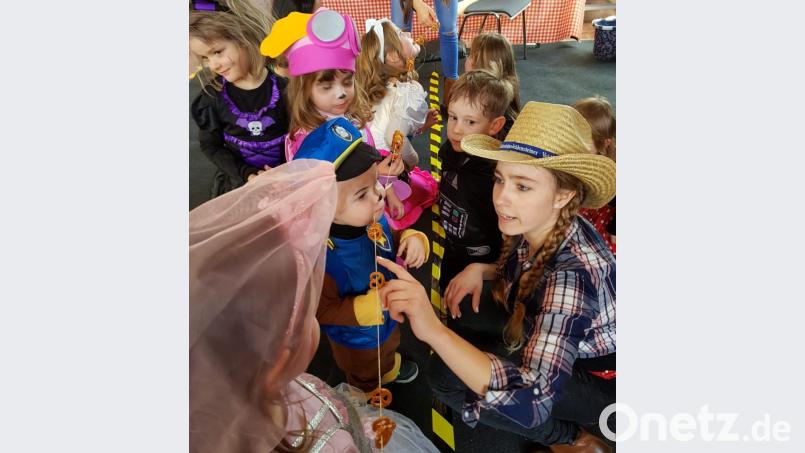 Was darf bei keinem Kinderfasching fehlen? Natürlich das Brezlnschnappen. Da machen auch der Polizist, die Prinzessin und Darth Vader gerne mit. Bild: hai
