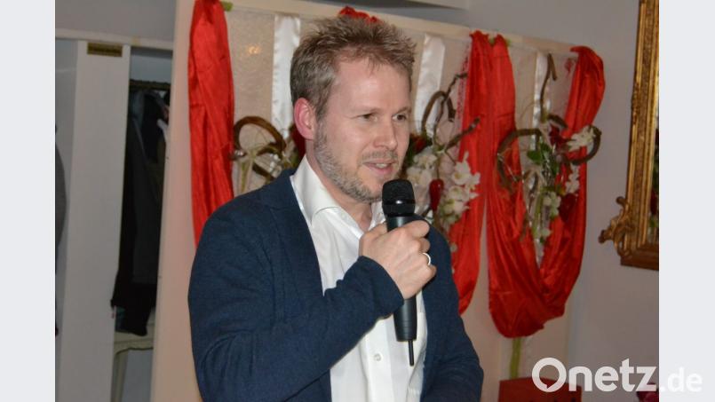 Stefan Gruhle begrüßt 25 Paare zum Schlemmermenü im Hotel Zur Heimat. Bild: hcz