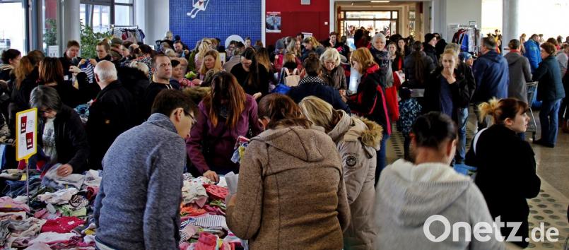 Blick in die Aula mit den vielen Menschen, die sich beim Second-Hand-Verkauf auch eindecken konnten. Bild: zer