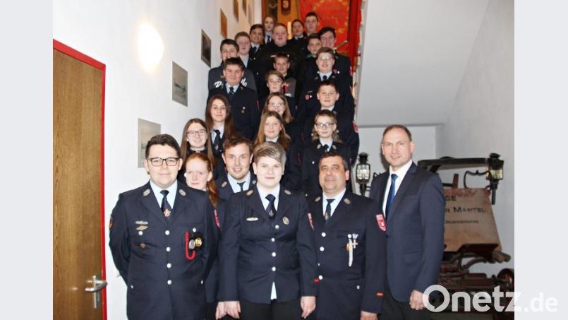 Die Führungsspitze der Manteler Jugendfeuerwehr mit (von links) Tobias Theobald, Magdalena Peyerl, Siegfried Janner und Bürgermeister Richard Kammerer. Bild: jma