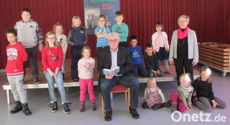 Zweiter Bürgermeister Josef Hecht hält die erste Vorlesestunde im SOS-Kinderdorf für Grund- und Vorschulkinder. Bild: mez