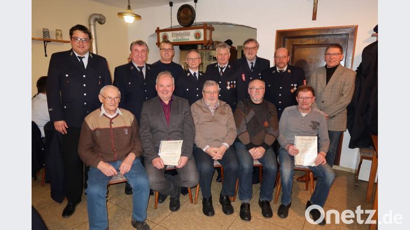 Zweiter Bürgermeister Oskar Schuster (hinten rechts) und der Vorsitzende des Feuerwehrvereins, Jürgen Kraus (hinten links), dankten den Gründungsmitgliedern und Förderern (vorne von links) Philip Hausknecht, Gottfried Härtl, Otmar Zeitler, Reinhard Schwarz und Gerhard Grüner sowie (hinten von links) Hubert Pappenberger, Manfred Maier, Christian Bischof, Markus Horn, Gerhard Frank und Wolfgang Schraml. Bild: bsc