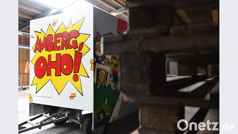 Das Gesamtkunstwerk sehen die Besucher des Ostbayerischen Faschingszuges erst am Sonntag: Neben 63 anderen Gruppen wird sich dann auch der von Künstler Marcus Trepesch gestaltete Prunkwagen der Stadt durch Amberg bewegen. Bild: Petra Hartl