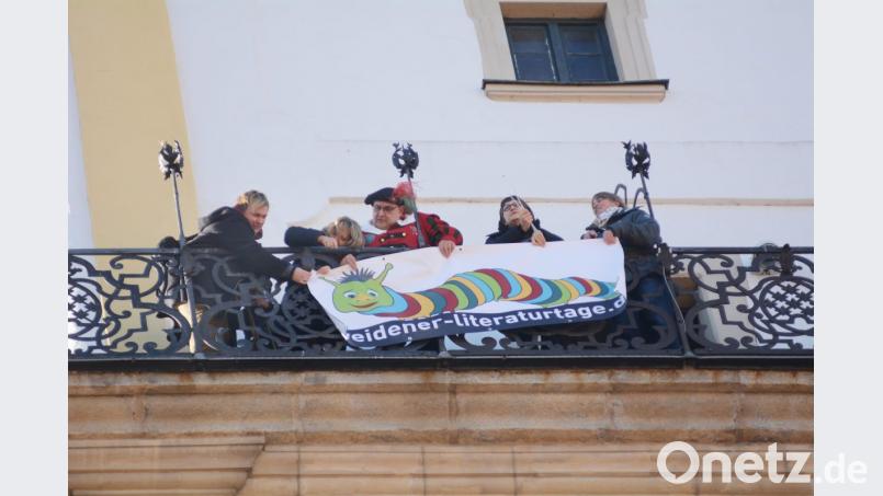 Pfarrerin Stefanie Endruweit, Ruth Neumann, Türmer Christian Stahl und Theresa Fischer und Katja Sauermann von der Regionalbibliothek brachten Regibert in schwindelerregende Höhen. Bild: gsb
