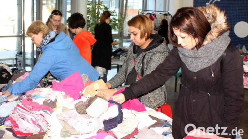 Blick in die Aula mit den vielen Menschen, die sich beim Second-Hand-Verkauf auch eindecken konnten. Bild: zer