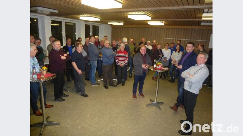 Rund 50 Vereinsvertreter aus dem Gemeindebereich, unter ihnen auch die CSU-Ratsmitglieder Julian Kraus und Julia Härning, nutzen den seit nahezu 25 Jahren bewährten Austausch. Im Vordergrund von rechts der Vorsitzende der SPD-Senioren 60plus, Helmut Fastner, Kreisrat Rainer Vater und Bürgermeister a. D. Werner Windisch. Bild: bk