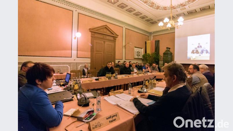 Das Thema Volksbegehren und Artenvielfalt entfacht beim Besuch von Anna Toman im Bärnauer Rathaus eine längere Diskussion. Bild: dtr