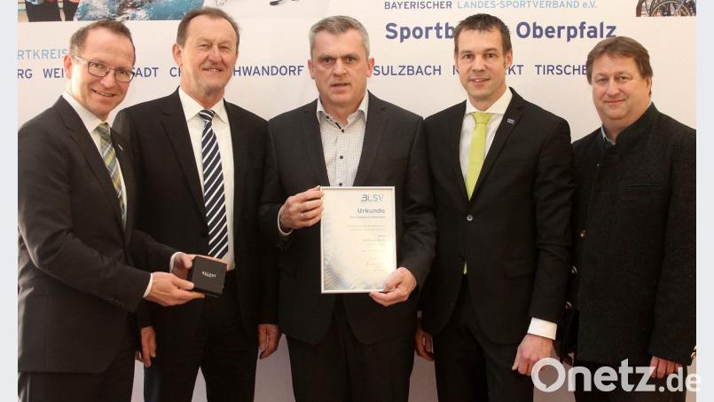 Der Bayerische Landessportverband würdigt auch Wolfgang Weber (Mitte) vom SVSW Kemnath für seine Verdienste als Vorsitzender, Ehrenamtsbeauftragter sowie als Verantwortlicher in der Fußballabteilung. Die Auszeichnung nehmen BLSV-Präsident Jörg Ammon, Bezirksrat Richard Gaßner, Kreisvorsitzender Andreas Malzer und Bezirksvorsitzender Hermann Müller (von links) vor. Bild: lst