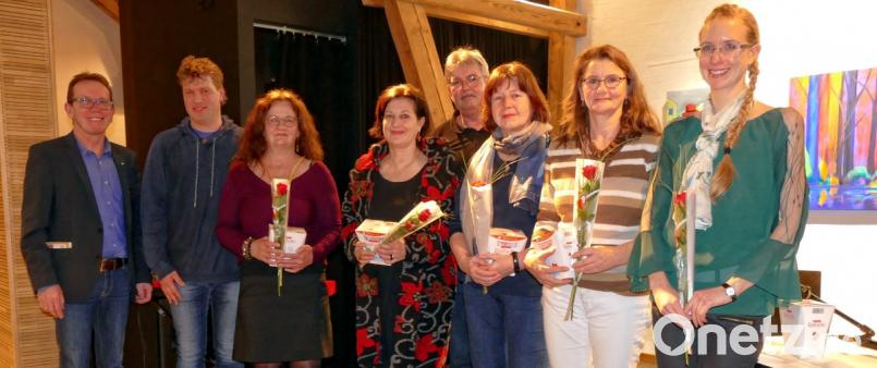 Vorsitzender Wolfgang Horn bedankte sich für die schönen Beiträge bei Wolfgang Kunz, Ulla Britta Baumer, Irmtraud Schicker, Werner Müller, Hildegard Lauth, Gudrun Müller und Julia Birkner (von links). Bild: ubb