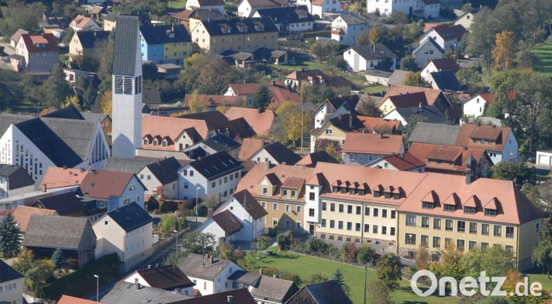 Die Grund- und Mittelschule heute. Es ist ein ortsprägender Komplex. Repro: rfü