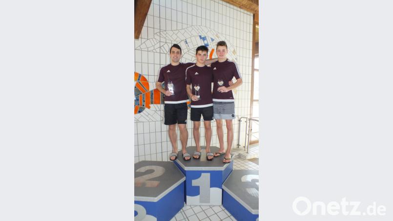Die Titelträger bei den Mehrkampf- Oberpfalzmeisterschaften im Schwimmen 2019. Herren v. links Jonas Ducheck, Leon Ducheck, Kilian Züllich (alle Tirschenreuther SC) Bild: rbg