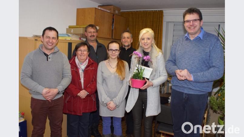 Pfarrer Wolfgang Dietz (rechts), Kirchenpfleger Alois Hanauer (links) und Mesnerin Sophia Grau (Zweite von links) dankten bei der Sitzung der Kirchenverwaltung Rosemarie Bindl (Zweite von rechts) für die Tätigkeit als Finanzverwalterin des Kuratbenefiziums. Diese Aufgabe übernimmt nun Lisa Wiezorreck (Mitte). Mit im Bild die weiteren Mitglieder des Gremiums (hinten, von links) Reinhard Wurm und Michael Knott. Bild: mmj