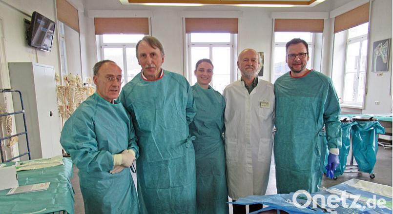 Oberstarzt Professor Matthias Helm (von links), Professor Holger Rupprecht, Dr.Wagner, Professor Winfried Neuhuber und Professor Harald Dormann sind die Referenten beim Notfallkurs in Erlangen, an dem auch Brandschützer der Kirchenthumbacher Wehr teilnehmen. Bild: jma