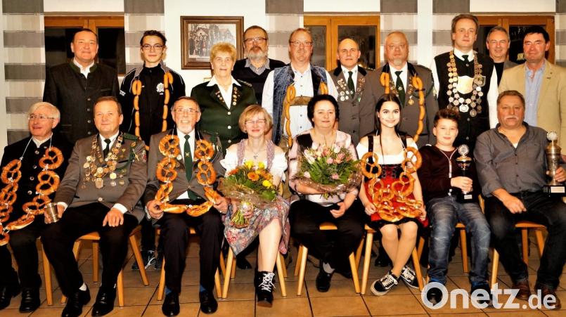 Die Schützenkönige des Schützenvereins Eichenlaub mit Pokalgewinner und Ehrengästen feiern bis spät in die Nacht. Bild: arw