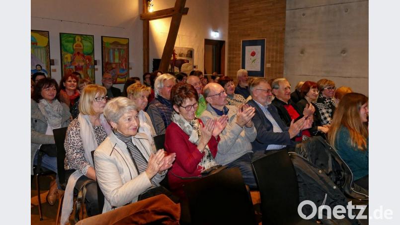 Wieder ein volles Haus im Kunsthaus: Der "Poetische Abend" hat zahlreiche Gäste aus Waldsassen und dem Landkreis angelockt. Bild: ubb