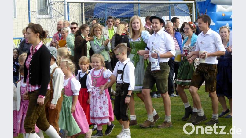 Einmarsch der kleinen und großen Kirwaleit Bild: fsb