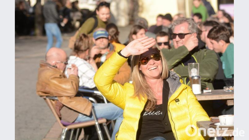 Der Frühling steht in den Startlöchern. Bei strahlenden Sonnenschein ist für die Besucher in der Weidener Altstadt endlich wieder Draußen-Sitzen angesagt. Bild: Gabi Schönberger