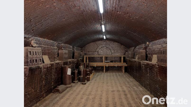 Ein Rundgang mit Werksleiter Michael Bauernfeind und Josef Engelmann durch die stillgelegte Produktionslinie der Tonwerke Schiedel in Wiesau. Bild: tr