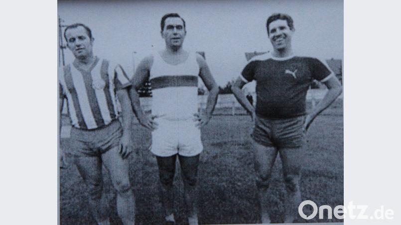 Paul Dambock, Heinz Kosina und Heinz Fütterer (von links) liefen einst gegeneinander. Das Bild entstand beim Sepp-Simon-Gedächtnissportfest im Jahre 1977 auf dem FC-Sportplatz. Heinz Fütterer, der seine aktive Laufbahn zu diesem Zeitpunkt beendet hatte, gewann den 75-Meter-Lauf in 9,3 Sekunden vor Paul Dambock (9,5) und Heinz Kosina (10,0). Bild: exb/Konrad Jäger