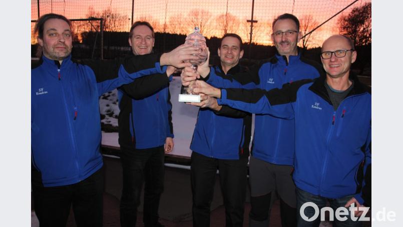 Thomas Klein, Thomas Lochner, Gerald Schnurrer, Christian Stark und Matthias Schnurrer (von links) von den Kondrauer Sportfreunden bejubeln den vierten Platz in der Bayernliga Nord und den damit verbundenen Aufstieg in die 2. Bundesliga. Bild: kro