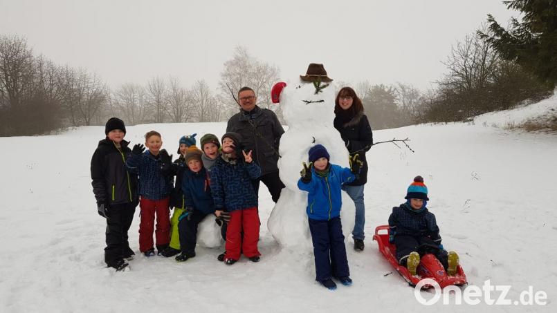 Bei diesem Treffen geht es nicht um Feuerwehrwissen. Stattdessen vergnügen sich die Löschzwerge im Schnee. Bild: exb