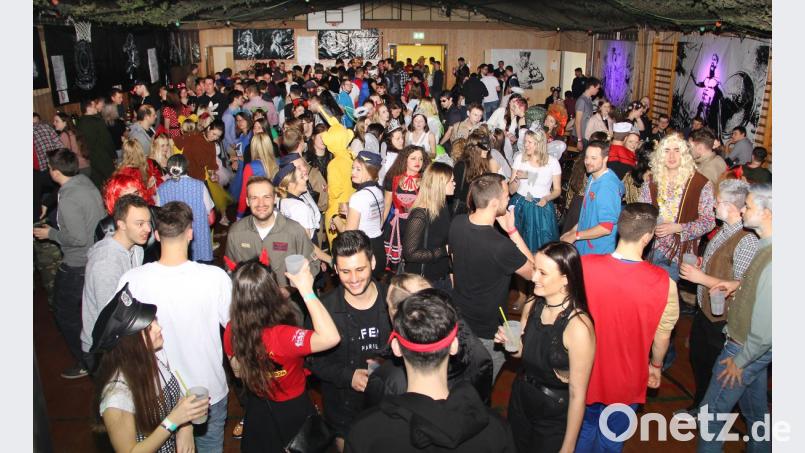 Über einen vollen Saal freuten sich die Organisatoren der Feuerwehr bei ihrer &quot;Superheroes-Party&quot;. In der Mehrzweckhalle in Niedermurach herrschte beste Stimmung bei dieser Faschingsparty. Bild: boj