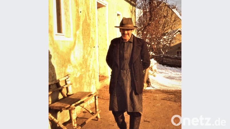 Der ehemalige Bürgermeister der Gemeinde Zant, Josef Fehlner (Sept.1889 – Mai 1967), vor seinem Anwesen. Er ist der Stammvater einer großen Familie. 1945 wurde Fehlner, da er ohne „braune Flecken“ aus der Zeit der Diktatur hervorgegangen war, von den Amerikanern als Bürgermeister eingesetzt. Sein Sohn und Hoferbe Max (Aug 1916 – Juni 1993) folgte ihm später im Bürgermeisteramt. Bild: schß