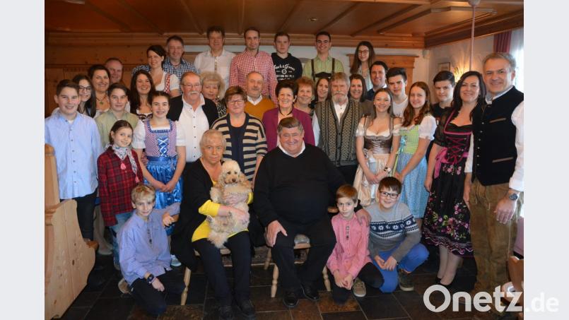 Josef Weiß (vorne, mit seiner Frau Monika und Pudel &quot;Floh&quot;) genoss sichtlich den Rummel um seinen 70. Geburtstag. Gefeiert wurde im Kreis der großen Familie und mit vielen Freunden und Stammgästen. Nicht fehlen durfte Bürgermeister Roland Grillmeier (rechts), der ein Neffe des Jubilars ist. Bild: jr