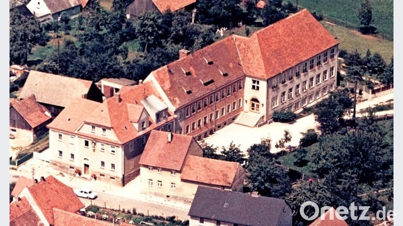 Der Schulkomplex Elisabethenheim, Mädchenschulhaus und Knabenschulhaus-Erweiterung (von links): Die Luftaufnahme stammt aus dem Jahr 1968. Vier Jahrzehnte zuvor war das stattliche Mädchenschulhaus erbaut worden. Den Unterricht erteilten in den Anfangsjahren Klosterschwestern aus Dillingen. Repro: rfü