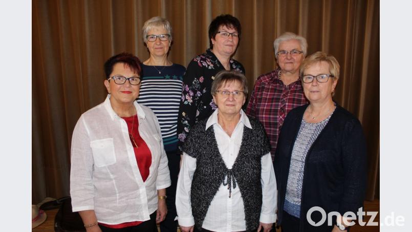 Vorsitzende Christa Schiener ist stolz auf ihr Team: Marita Kuchenreuther, Elisabeth Enders, Christa Lautenbacher, Erika Besold und Elisabeth Würstl (von links). Bild: soj
